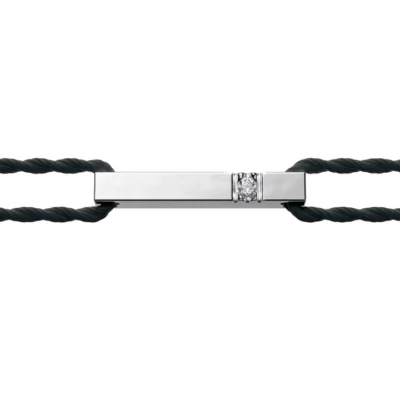 Tête de bracelet argenté et rectangulaire avec chaine noire sur fond blanc.