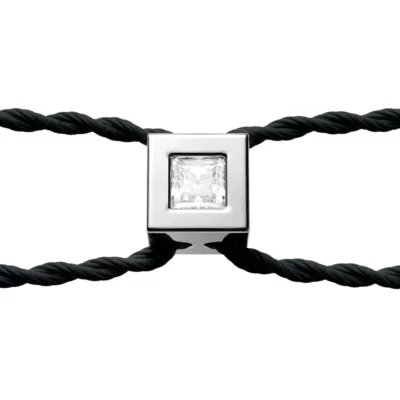 Tête de bracelet carrée et argentée avec en son centre un diamant. Montant du bracelet noir et fond blanc.